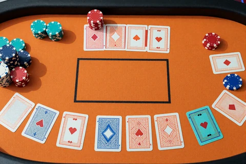 Baccarat-Tisch von oben im Pop-Art-Stil - Baccarat bei Betsson