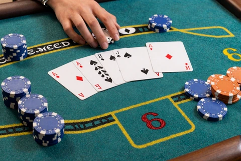 Blackjack-Tisch mit Karten im Pop-Art-Stil - Live-Casino bei Betsson