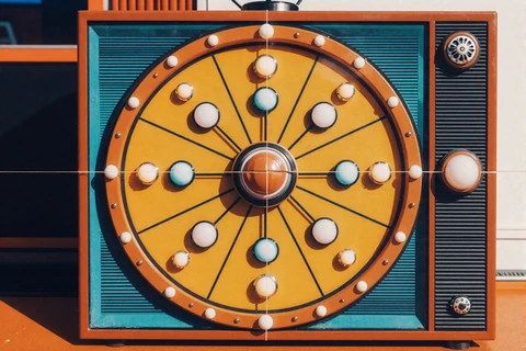 Neon-Game-Show-Rad im Pop-Art-Stil - Game Shows bei Betsson Casino