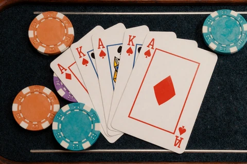 Aufgef&auml;cherte Pokerchips und Karten im Pop-Art-Stil - Poker-Aktion bei Betsson