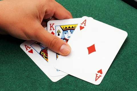 Blackjack-Karten auf gr&uuml;nem Filz im Pop-Art-Stil - Blackjack spielen bei Betsson