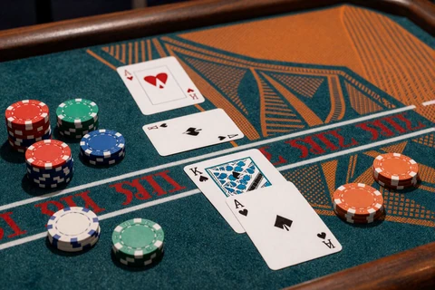 Live-Blackjack-Tisch mit Karten und Chips im Pop-Art-Stil - Betsson Live-Casino