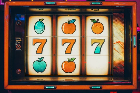 Leuchtende Slot-Walzen im Pop-Art-Stil - Online Slots bei Betsson Casino